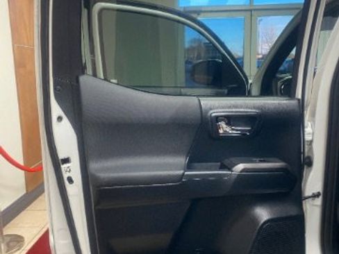 Used 2016 Toyota Tacoma TRD Off-Road w/ Towing Package image 17