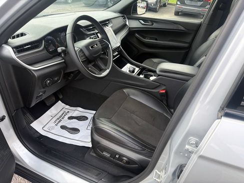 Used 2023 Jeep Grand Cherokee Altitude AWD/4WD image 13