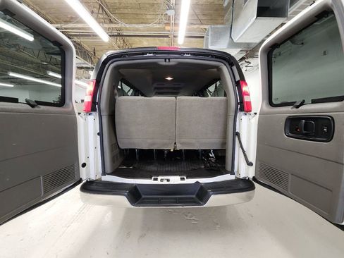 Used 2018 GMC Savana 3500 LT w/ LT Preferred Equipment Group image 13