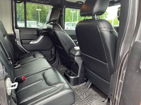 Used 2014 Jeep Wrangler Unlimited Sahara w/ Connectivity Group AWD/4WD image 19