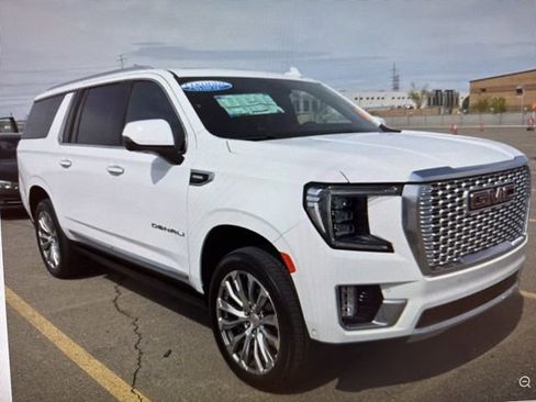 Used 2023 GMC Yukon XL Denali w/ Denali Reserve Package image 4