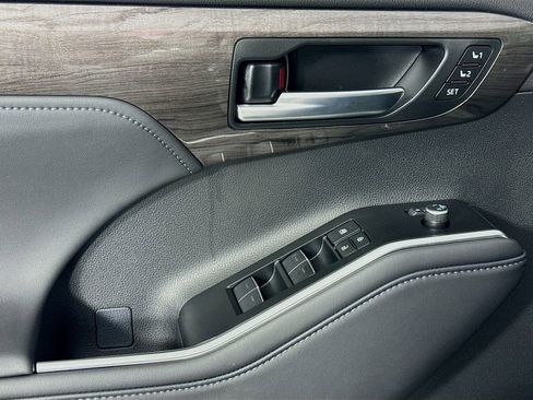 Used 2025 Toyota Highlander Limited image 24