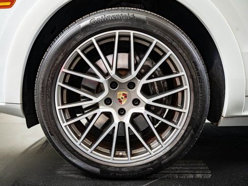 Certified 2023 Porsche Cayenne Platinum Edition image 12