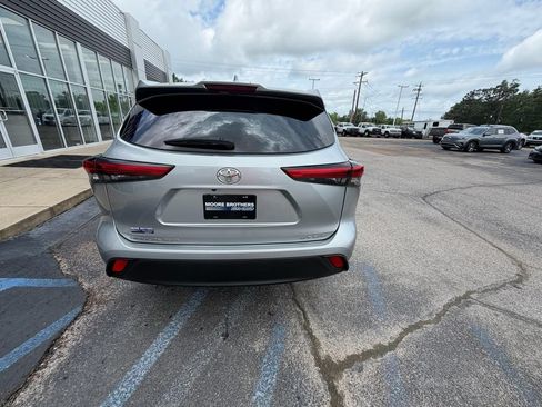 Used 2021 Toyota Highlander XLE AWD/4WD image 7
