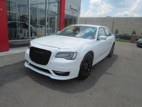 Used 2020 Chrysler 300 Touring L w/ 300 Premium Group AWD/4WD image 2