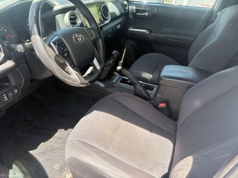 Used 2018 Toyota Tacoma TRD Off-Road w/ Technology Package AWD/4WD image 16