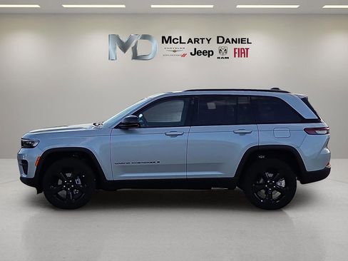 New 2025 Jeep Grand Cherokee Altitude AWD/4WD image 3