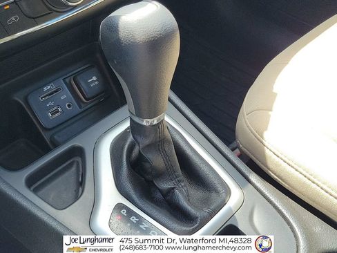 Used 2017 Jeep Cherokee Latitude w/ Safety/Convenience Group FWD image 17