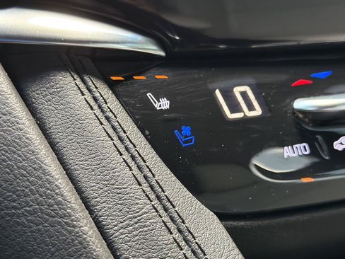 Used 2024 Cadillac XT6 Sport w/ Technology Package AWD/4WD image 33
