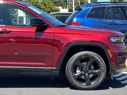 Used 2023 Jeep Grand Cherokee Altitude AWD/4WD image 35