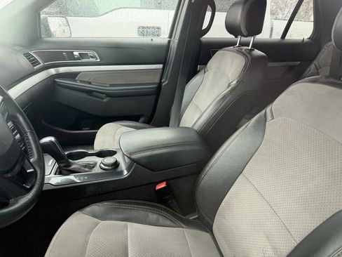 Used 2017 Ford Explorer XLT w/ Equipment Group 202A image 3