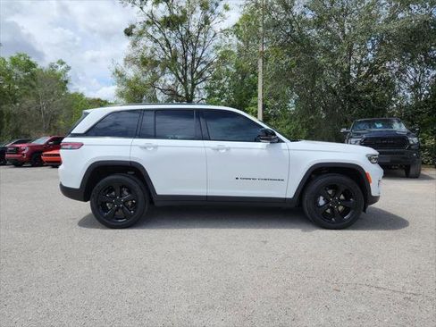 Certified 2025 Jeep Grand Cherokee Limited w/ Black Appearance Package image 3