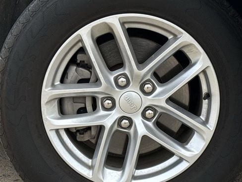 Used 2023 Jeep Grand Cherokee L Laredo image 9