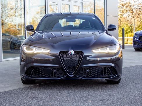 Used 2025 Alfa Romeo Giulia Base image 2
