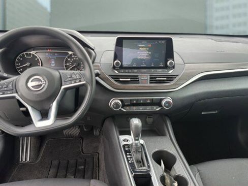 Used 2025 Nissan Altima 2.5 SV FWD image 21