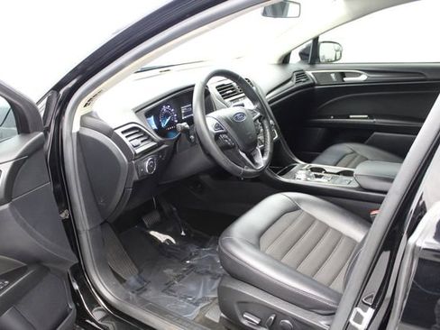 Used 2018 Ford Fusion SE w/ Equipment Group 201A FWD image 12
