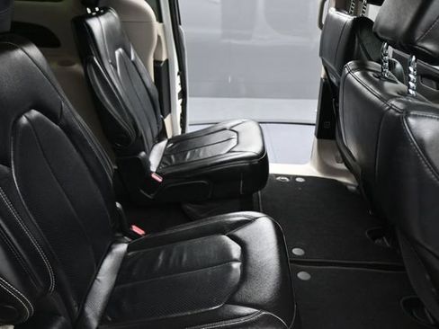 Used 2022 Chrysler Pacifica Touring-L FWD image 23