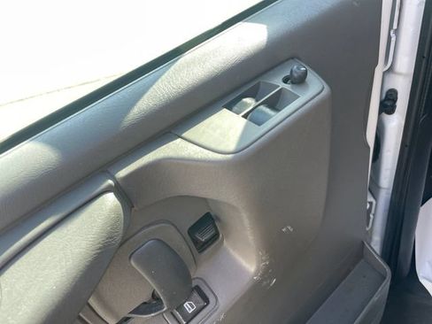 Used 2015 Chevrolet Express 2500 RWD image 21