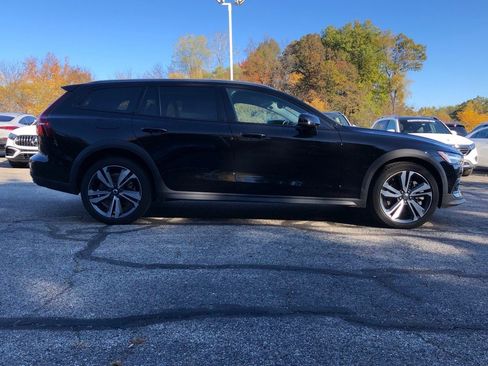 Used 2025 Volvo V60 B5 Cross Country Plus image 8