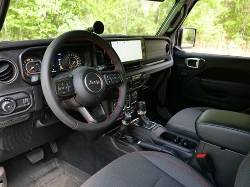 Used 2024 Jeep Wrangler Unlimited Rubicon w/ Technology Group image 25