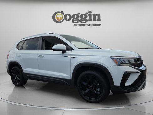 Used 2023 Volkswagen Taos SE w/ Panoramic Sunroof Package FWD image 7