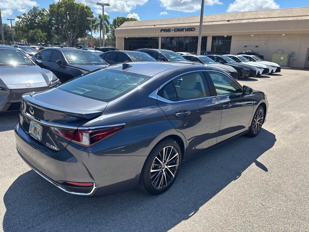 Used 2023 Lexus ES 300h w/ Premium Package FWD image 5