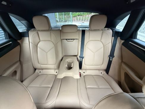 Certified 2025 Porsche Macan image 24