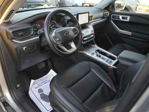 Used 2022 Ford Explorer XLT w/ Equipment Group 202A image 8