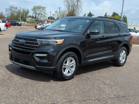 Used 2023 Ford Explorer XLT w/ Equipment Group 202A AWD/4WD image 4