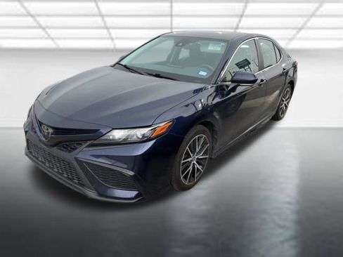 Used 2022 Toyota Camry SE FWD image 2