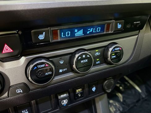 Used 2018 Toyota Tacoma SR5 AWD/4WD image 18