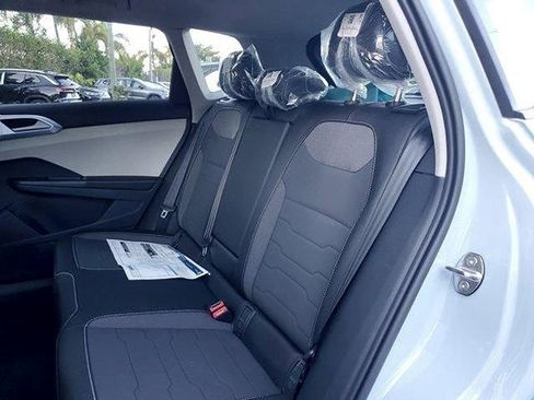 New 2026 Volkswagen Taos SE image 7