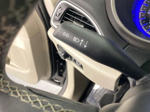 Used 2023 Chrysler Pacifica Touring-L image 17