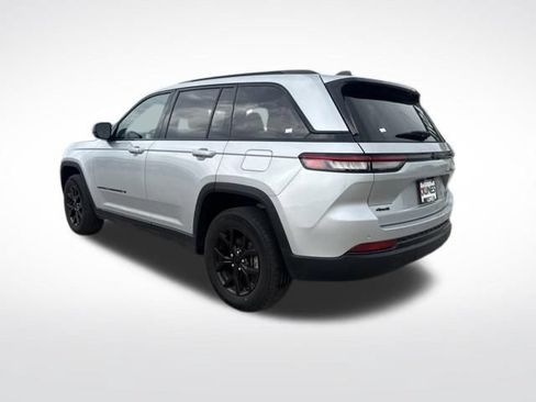 Used 2024 Jeep Grand Cherokee Altitude AWD/4WD image 7