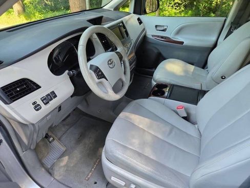 Used 2012 Toyota Sienna XLE w/ Premium Pkg FWD image 10