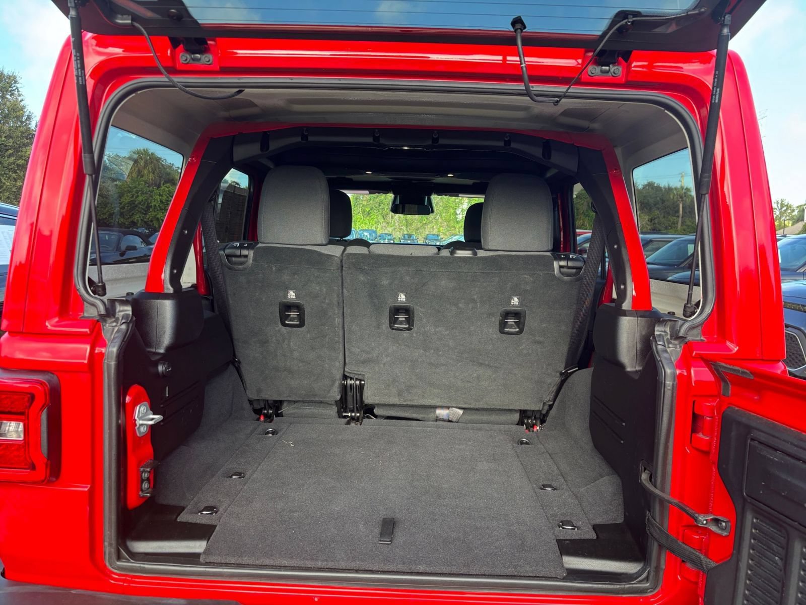 Used 2025 Jeep Wrangler Unlimited Sahara AWD/4WD image 32