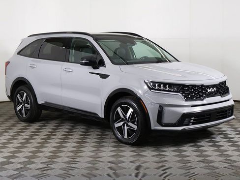 Used 2022 Kia Sorento EX w/ Panoramic Sunroof Package image 2