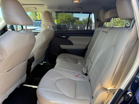 Used 2021 Toyota Highlander XLE FWD image 11