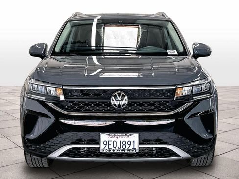 Used 2023 Volkswagen Taos SE w/ Panoramic Sunroof Package FWD image 2