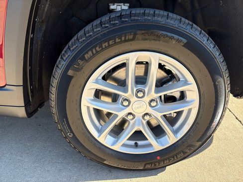 New 2025 Jeep Grand Cherokee L Laredo image 13