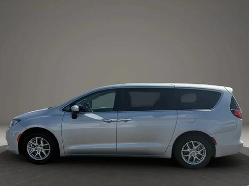 Used 2022 Chrysler Voyager LX FWD image 3