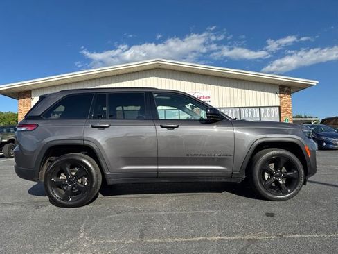 Used 2023 Jeep Grand Cherokee Altitude AWD/4WD image 4