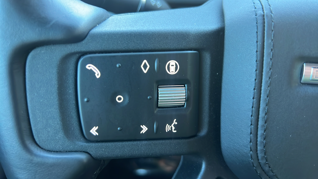 Used 2025 Land Rover Defender 110 X AWD/4WD image 32