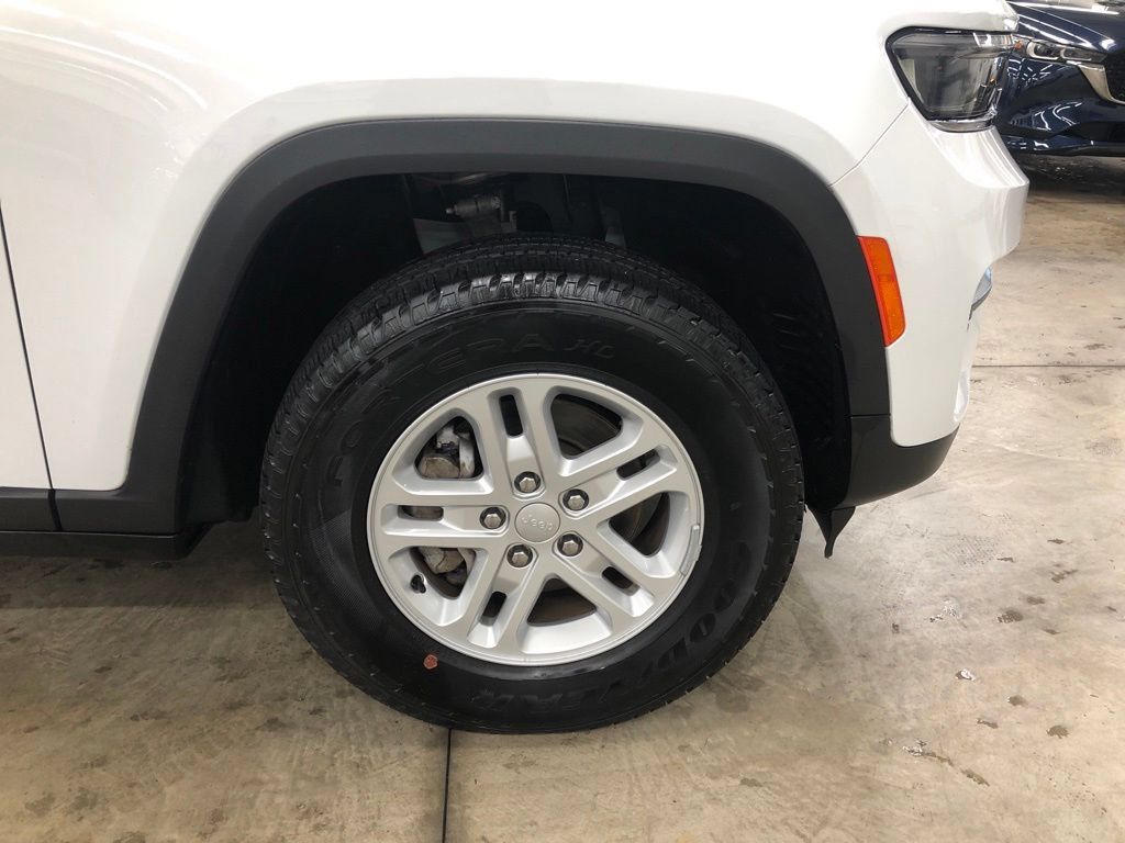 Used 2024 Jeep Grand Cherokee Laredo AWD/4WD image 27