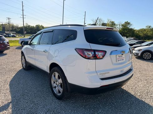 Used 2017 Chevrolet Traverse LT w/ Style and Technology Package FWD image 3