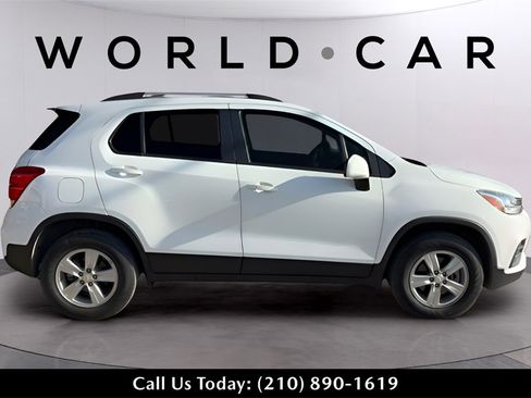 Used 2022 Chevrolet Trax LT w/ LT Convenience Package image 17