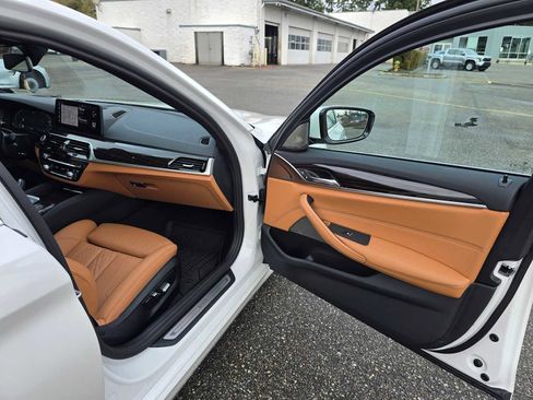 Used 2023 BMW 530e xDrive w/ Premium Package image 10