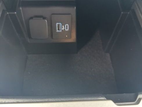 Used 2023 Ford Explorer XLT w/ Equipment Group 202A AWD/4WD image 33