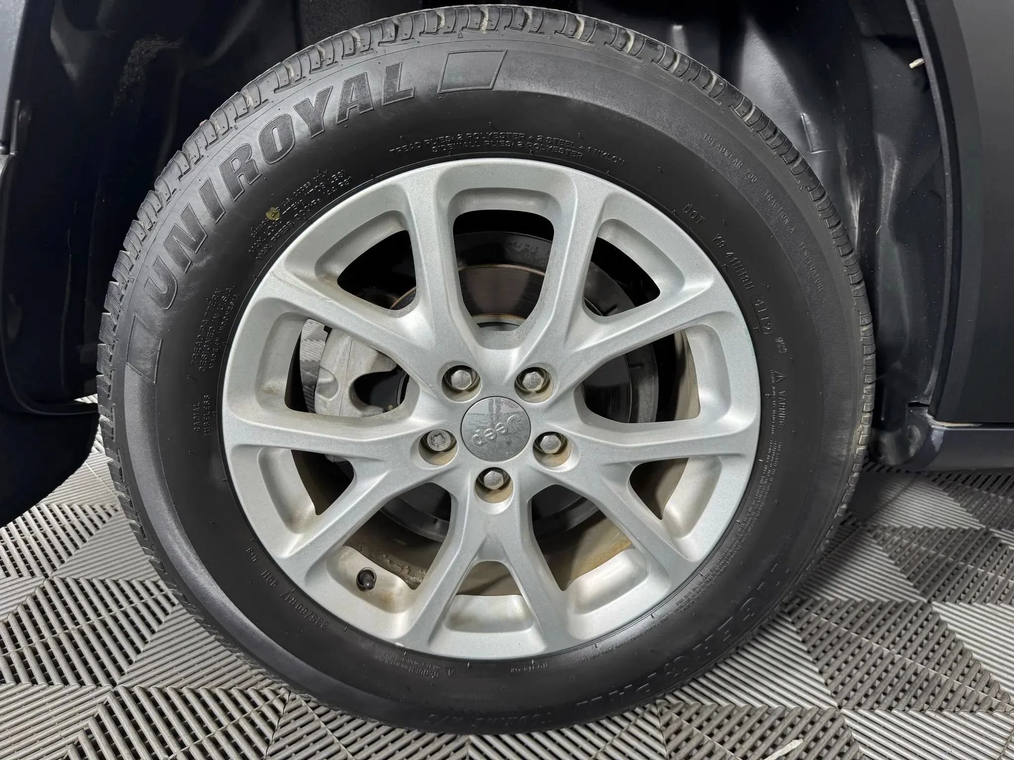Used 2015 Jeep Cherokee Sport FWD image 40