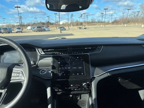 Used 2023 Jeep Grand Cherokee L Laredo image 17